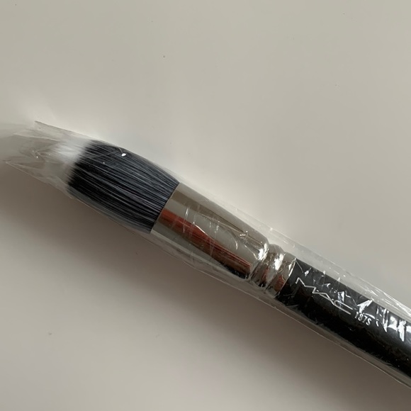 MAC duo fibre face brush - NEW (187S) - Picture 2 of 3